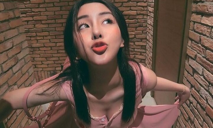 Nữ sinh lớp 12 sở hữu thân hình gợi cảm, gương mặt đẹp từng centimet có gần 500.000 người theo dõi