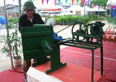 Nông dân người Nùng chế máy thái đa năng