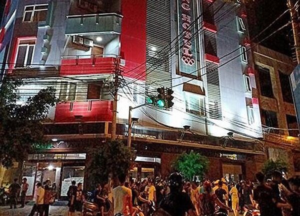 Giả làm cặp tình nhân, chồng rủ vợ vào khách sạn bán ma túy