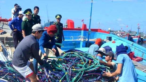 Bắt giữ tàu cá dùng súng điện khai thác hải sản trái phép trên biển Quảng Ngãi