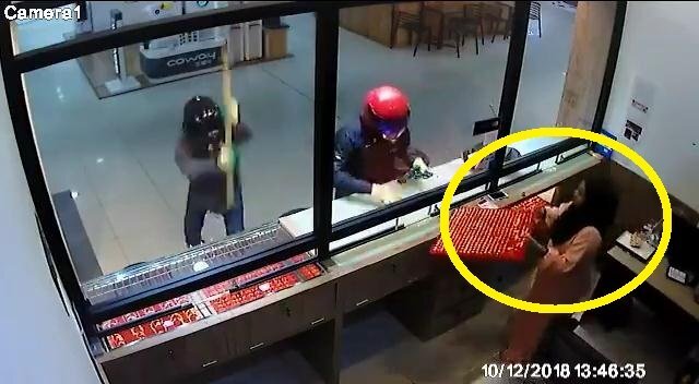 Clip: Cướp đập mãi không vỡ tủ kính, nữ nhân viên tự giác dâng vàng