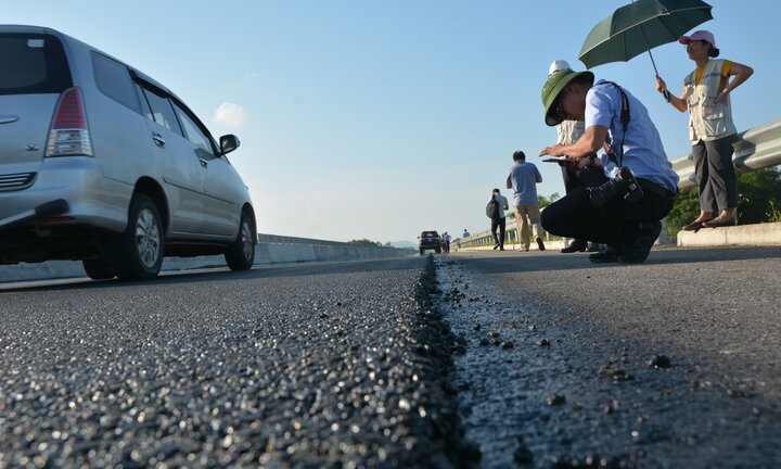 Ảnh: Nhà thầu sửa chữa xong mặt đường cao tốc gần 35 nghìn tỷ đồng