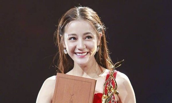 Báo lớn đồng loạt chỉ trích Địch Lệ Nhiệt Ba ôm 2 cúp, trở thành 'Thị hậu Kim Ưng 2018'