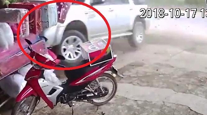 Clip: Ô tô lao như tên bắn vào nhà dân rồi lật nghiêng ở Yên Bái