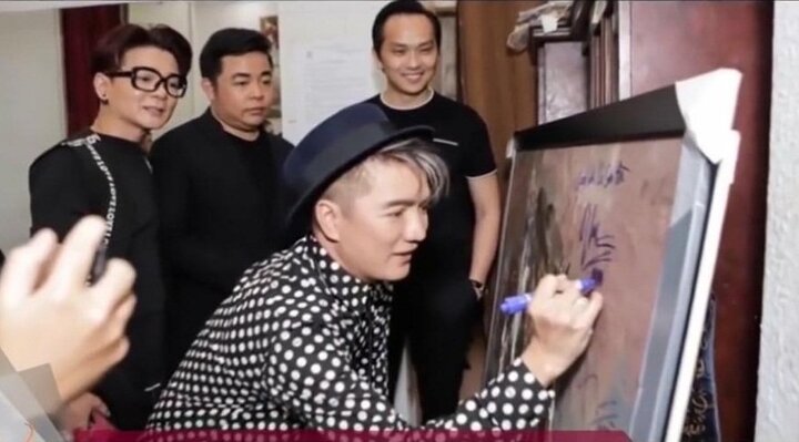 Bức tranh Đàm Vĩnh Hưng, Lệ Quyên ký tên giờ chỉ có giá trị bằng 0