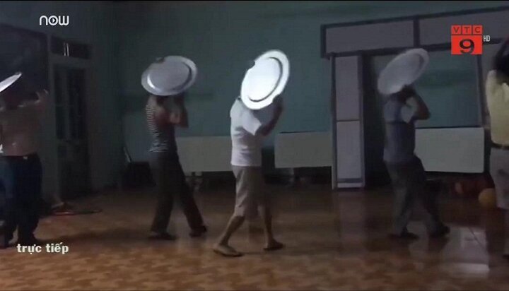 Clip: Các ông chồng luyện múa mâm tặng vợ dịp 20/10 gây bão mạng