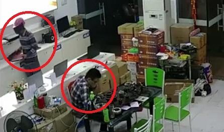 Clip: Nhân viên cắm mặt vào điện thoại, trộm ung dung cuỗm 3 laptop