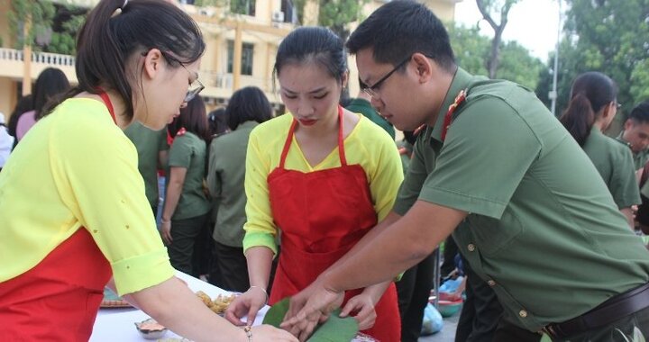 Cán bộ, học viên Học viện An ninh nhân dân trổ tài vào bếp