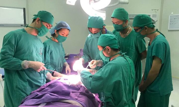 Lần đầu tiên dùng khí cụ làm giãn 20 cm xương hàm cho bé trai bị biến dạng sọ mặt