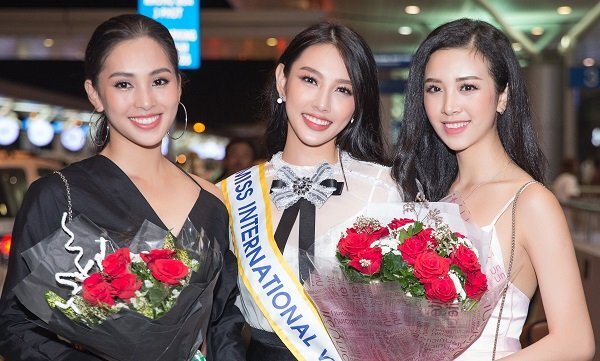 Hoa hậu Tiểu Vy, Á hậu Thúy An tiễn Thùy Tiên lên đường dự thi ‘Hoa hậu Quốc tế 2018’