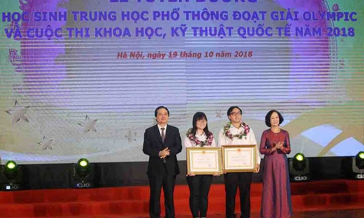 ‘Cô gái vàng’ Olympic Sinh học quốc tế nhận Huân chương Lao động Hạng Ba của Chủ tịch nước
