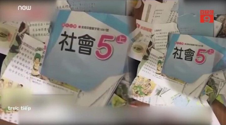 Trường giao quá nhiều bài tập, bố tức giận xé sách giáo khoa của con