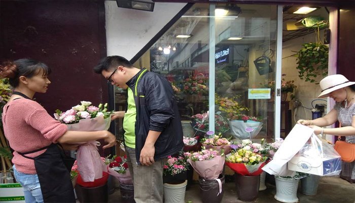 Tiền triệu một bó hoa hồng nhập ngoại vẫn hút cánh mày râu ngày 20/10