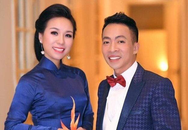 Sao mai Thu Hà thân thiết bên NSƯT Việt Hoàn