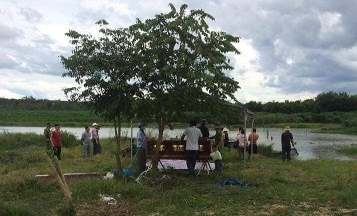 Thi thể người phụ nữ phân hủy trên sông