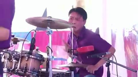 Clip: Biểu cảm 'khó đỡ' của tay trống trong đám cưới khiến dân mạng phì cười