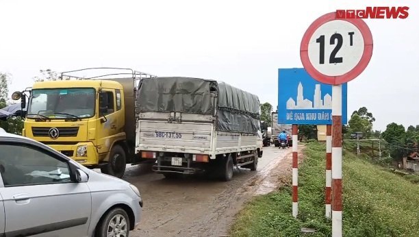 Clip: Hàng ngàn xe trốn trạm BOT Quốc lộ 38, băm nát đường đê sông Đuống