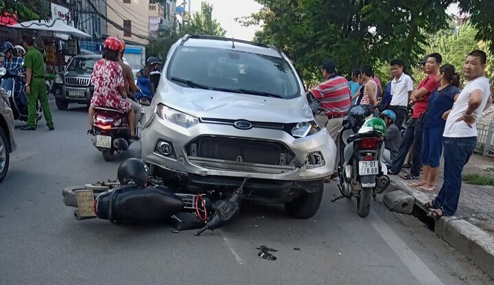 Ô tô tông liên hoàn 4 xe máy trên phố Hà Nội, 6 người nhập viện