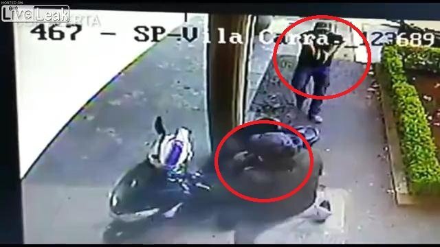 Clip: Cảnh sát vừa nghe điện thoại, vừa bắn cướp ngã gục tại chỗ