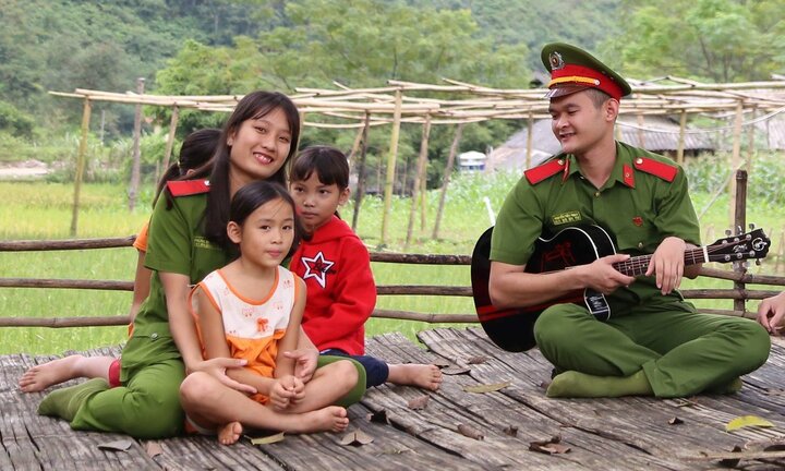 Ảnh: Học viên Cảnh sát mở lớp dạy đàn, cắt tóc miễn phí cho trẻ em nghèo Hoà Bình