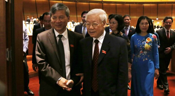 Ảnh: Đại biểu Quốc hội thảo luận sôi nổi bên lề ngày khai mạc kỳ họp thứ 6