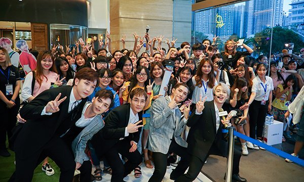 Hàng trăm fan hào hứng chào đón phiên bản 5 thành viên nhóm Monstar