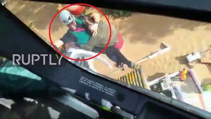 Clip: Cảnh sát đu dây từ trực thăng, giải cứu dân kẹt trong biển lũ