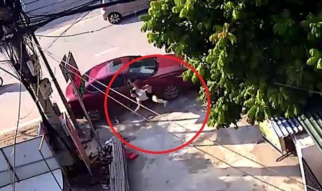 Clip: Ô tô lao lên vỉa hè, tông gục người quét rác ở Thái Nguyên