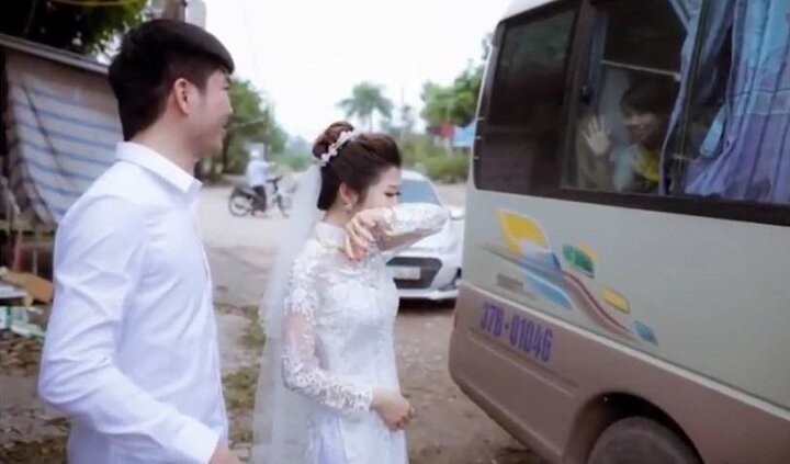 Cô dâu lau nước mắt chào người thân về nhà chồng và lý do cảm động phía sau