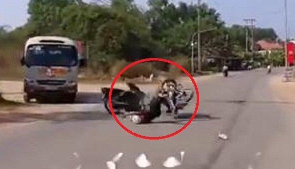 Clip: 'Ma men' đánh võng xe máy như rang lạc và cái kết rùng mình