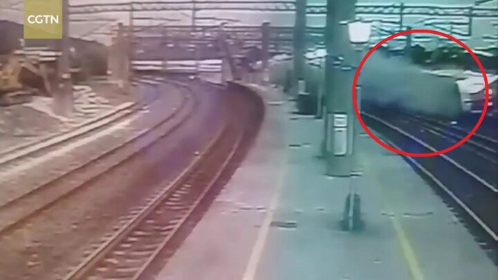 Clip: Khoảnh khắc tàu hỏa Đài Loan trật bánh thảm khốc qua camera an ninh
