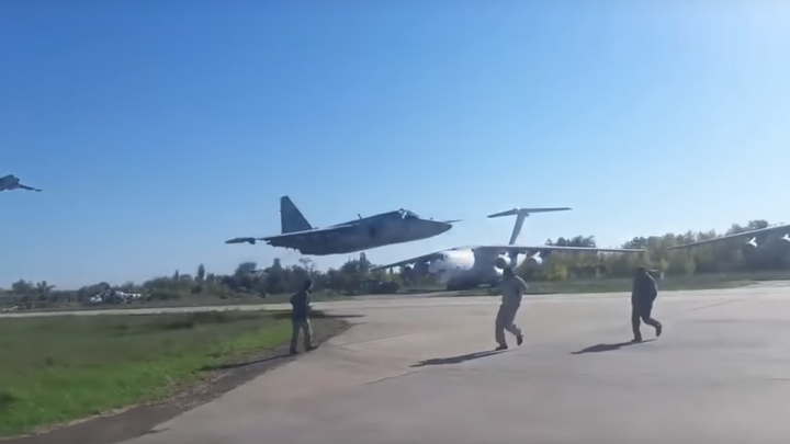 Thót tim xem phi công Su-25 biểu diễn tuyệt kỹ bay sát sạt mặt đất