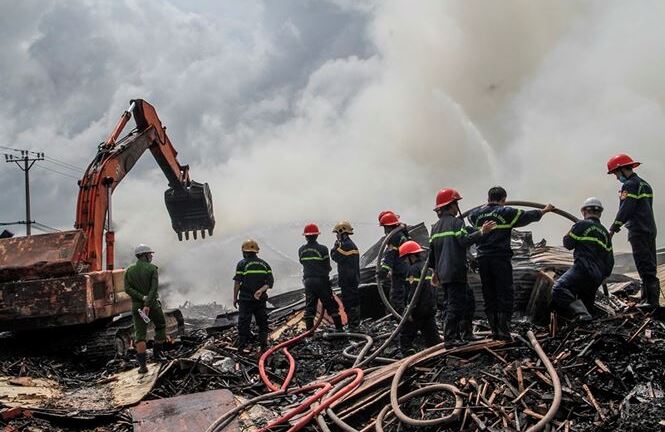 Xưởng gỗ dăm ở Bình Định cháy qua đêm vẫn chưa được dập tắt