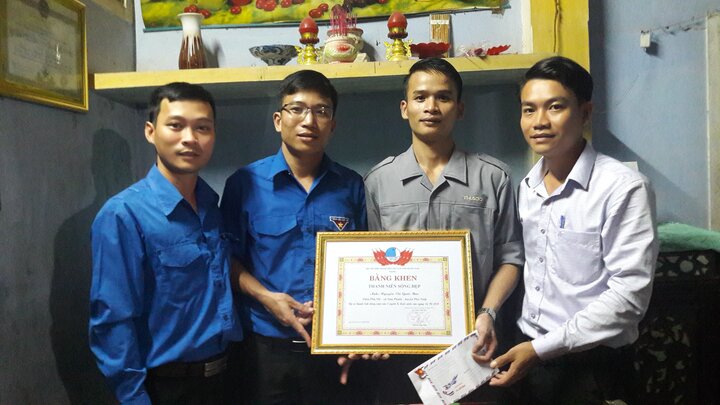 Tặng bằng khen cho thanh niên cứu 2 mẹ con bị đuối nước ở Quảng Nam