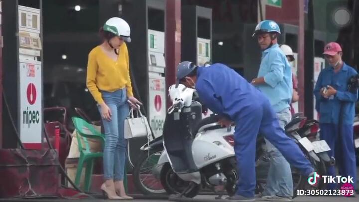 Clip: Cô gái dắt xe máy điện đi đổ xăng khiến cả cây xăng hoang mang