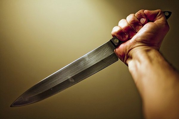 Mâu thuẫn, nam sinh đâm bạn cùng lớp nguy kịch trước cổng trường