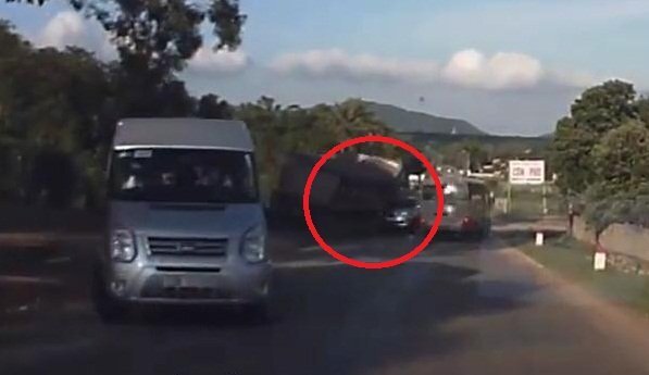 Clip: Đánh lái tránh xe khách, xe tải lật nhào, suýt đè nát ô tô con