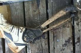 Bí ẩn 14 bàn chân mang giày thể thao trôi dạt vào bờ biển hơn 10 năm qua