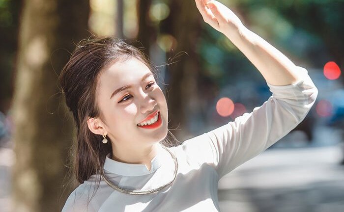 Nữ sinh từng tặng hoa Thủ tướng Canada đẹp mê hồn trong tà áo dài trắng dưới nắng thu