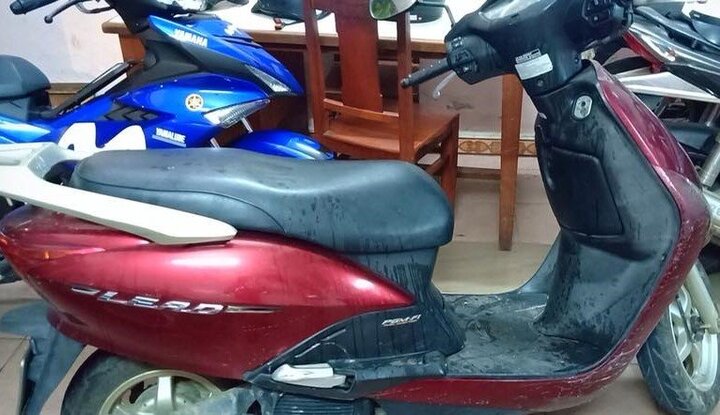 Dừng xe máy đợi bạn, cô gái bị kẻ lạ mặt tạt axit