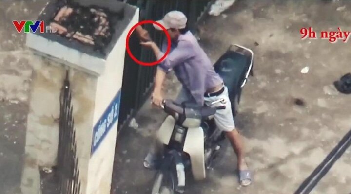 Clip: Cận cảnh mua bán ma túy nhộn nhịp ngang nhiên trước cổng bệnh viện ở Hà Nội