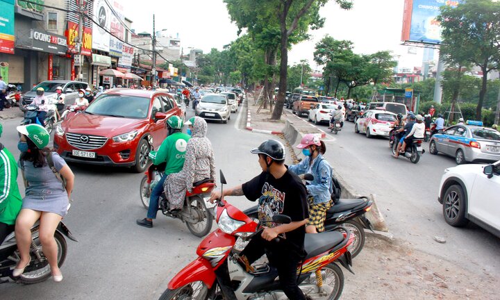 Dân Thủ đô bất chấp băng qua dải phân cách đi ngược chiều, giao thông hỗn loạn