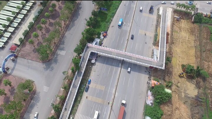 Cận cảnh cầu đi bộ chữ Z 18 tỷ đồng cho xe thô sơ và xe máy đầu tiên tại Hà Nội