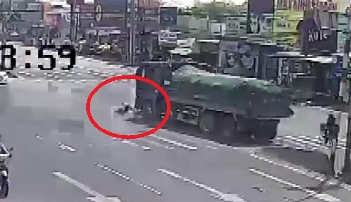 Clip: Xe ben lao bạt mạng, tông văng 2 học sinh ở Đồng Nai