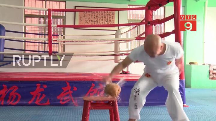 Clip: 'Vua Kungfu' Trung Quốc tay không chặt vỡ 150 quả dừa trong 48 giây