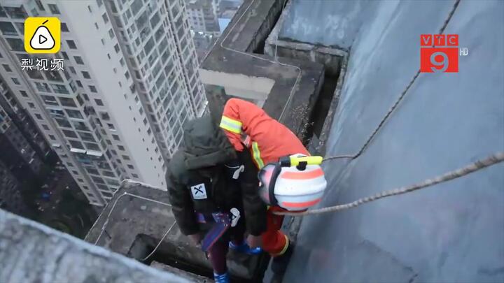 Không muốn đi học, bé 8 tuổi đòi nhảy lầu tự tử