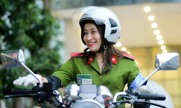 Màn luồn lách với xe phân khối lớn của nữ cảnh sát tương lai