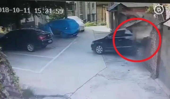 Clip: Nữ tài xế đỗ xe dở kinh hoàng, húc liên tiếp 3 ô tô rồi lùi đâm thủng tường gạch