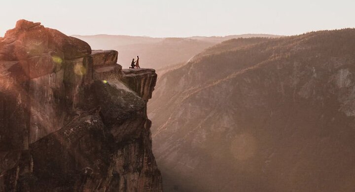 Cầu hôn bên vách đá cao hơn 2.000 m, cặp đôi rơi xuống vực chết thảm