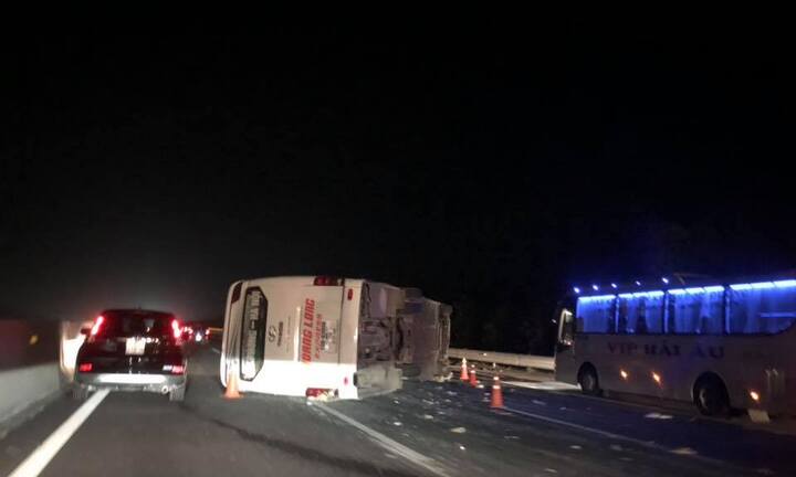 Video: Xe khách gặp nạn, lật ngang trên cao tốc Hà Nội-Hải Phòng